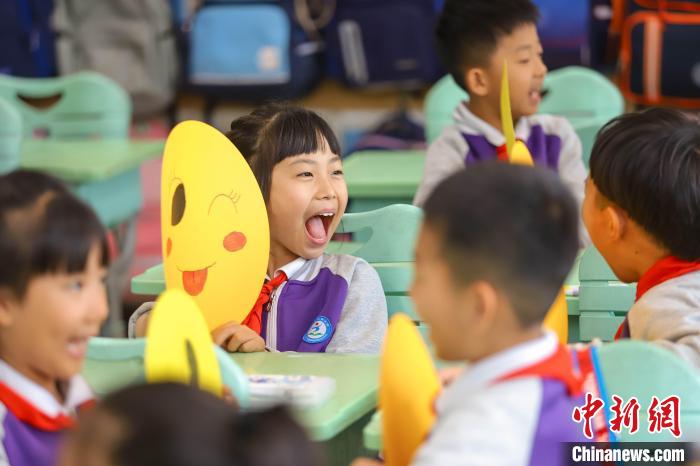 山东青岛小学生用微笑“点亮”世界微笑日