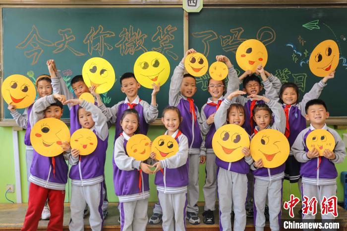 山东青岛小学生用微笑“点亮”世界微笑日