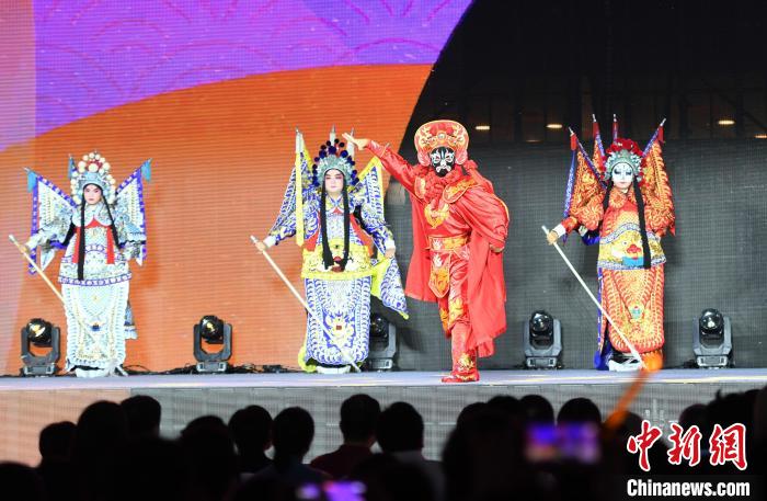 重庆一高校上演跨界视觉秀 吸引民众夜游享艺术盛宴