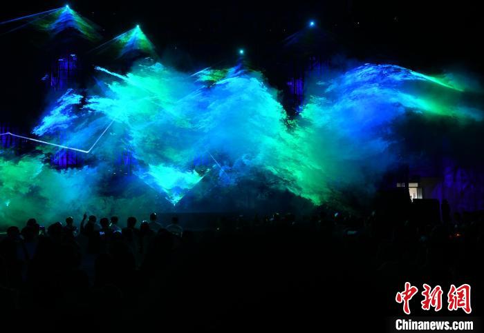 重庆一高校上演跨界视觉秀 吸引民众夜游享艺术盛宴