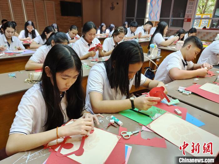 海外华裔青少年在桂林体验中国剪纸