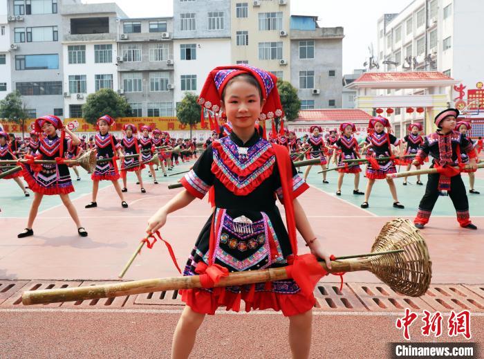 迎接“三月三” 广西多彩非遗进校园