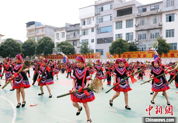 迎接“三月三” 广西多彩非遗进校园