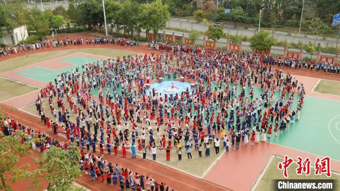 迎接“三月三” 广西多彩非遗进校园