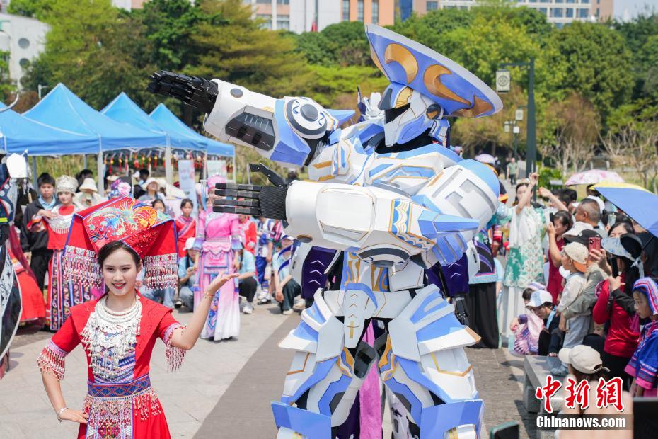 广西南宁：高校学子与市民共庆“广西三月三”