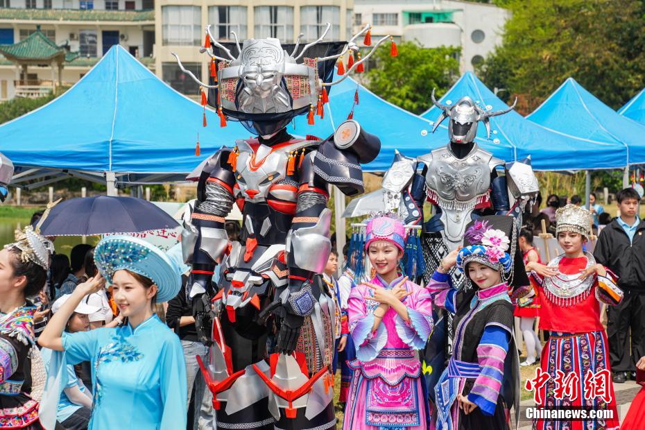 广西南宁：高校学子与市民共庆“广西三月三”