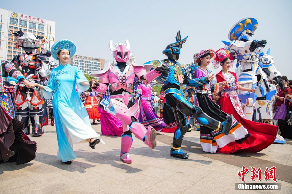 广西南宁：高校学子与市民共庆“广西三月三”