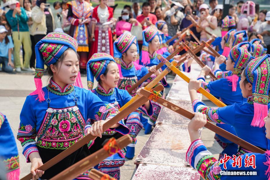 广西南宁：高校学子与市民共庆“广西三月三”