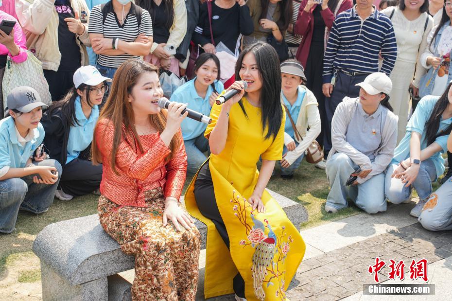 广西南宁：高校学子与市民共庆“广西三月三”