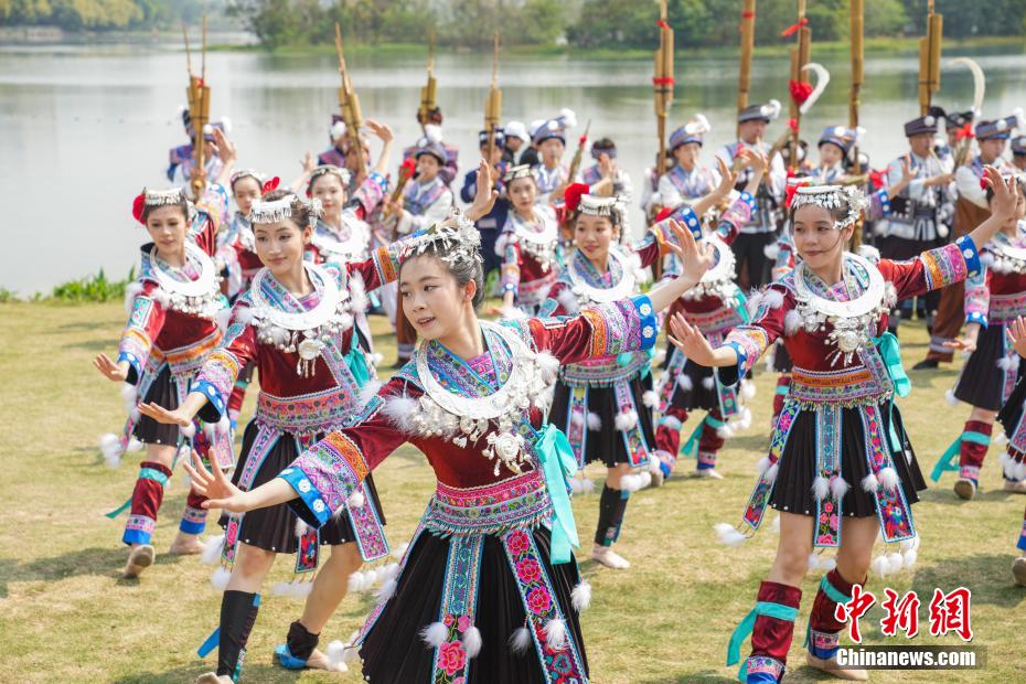 广西南宁：高校学子与市民共庆“广西三月三”