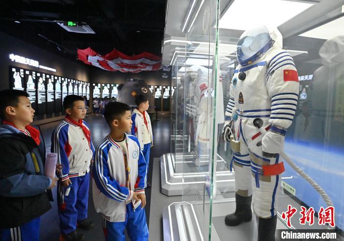 中国航天日临近 长春小朋友参观航天展 中国航天日临近长春小朋友参观航天展