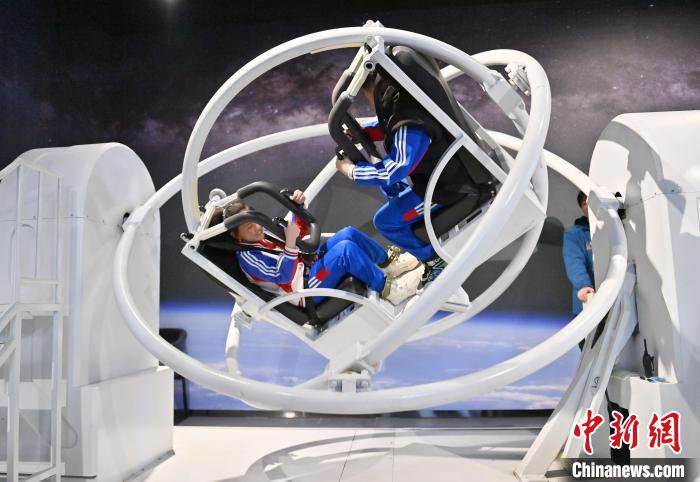 中国航天日临近 长春小朋友参观航天展