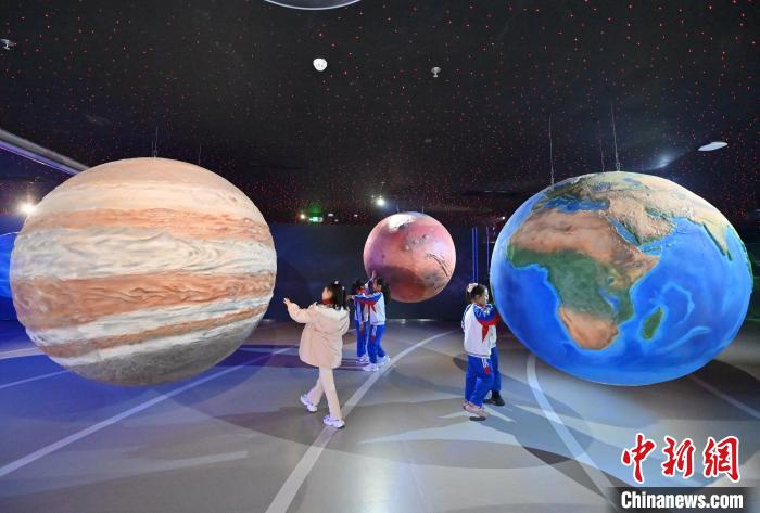 中国航天日临近 长春小朋友参观航天展