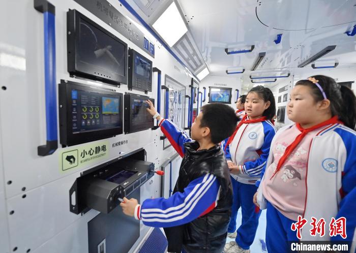 中国航天日临近 长春小朋友参观航天展