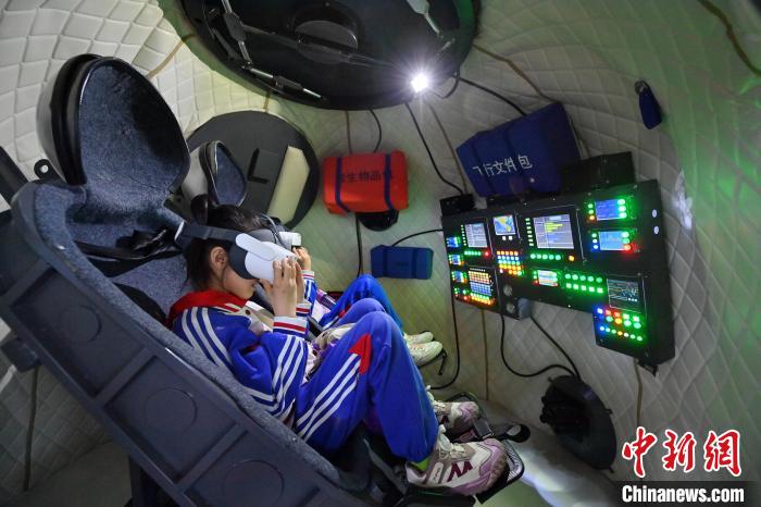 中国航天日临近 长春小朋友参观航天展