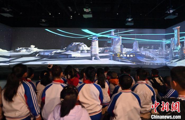 中国航天日临近 长春小朋友参观航天展