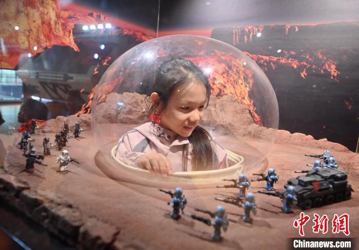 中国航天日临近 长春小朋友参观航天展