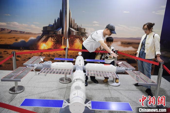 山东济南:航空航天科普展启幕