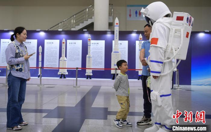 山东济南:航空航天科普展启幕 山东济南:航空航天科普展启幕