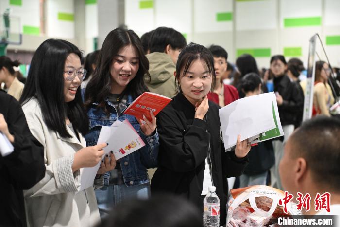 呼和浩特高校举办校园专场招聘会