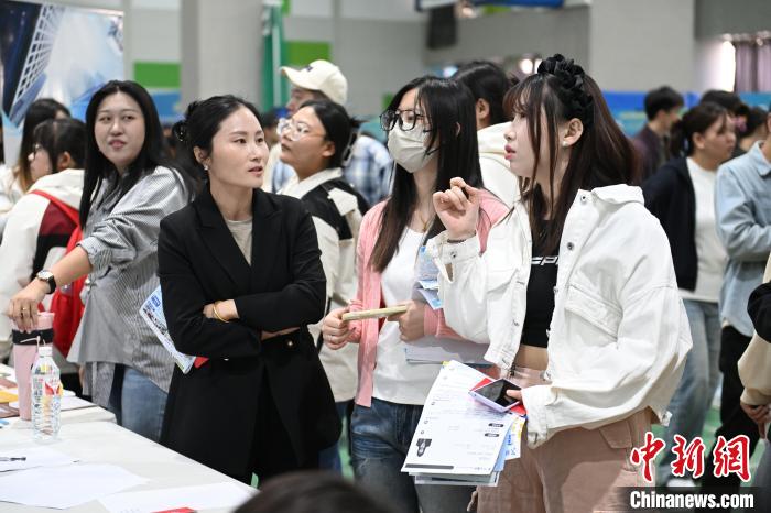 呼和浩特高校举办校园专场招聘会