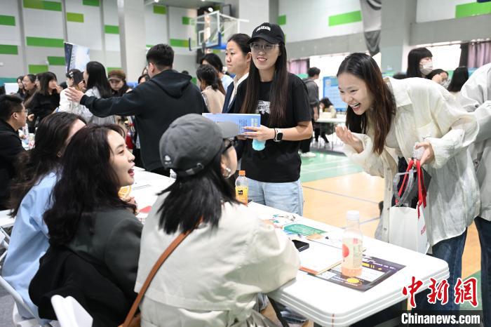 呼和浩特高校举办校园专场招聘会