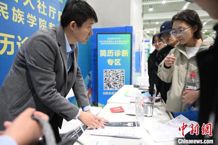 呼和浩特高校举办校园专场招聘会