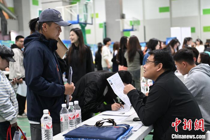 呼和浩特高校举办校园专场招聘会