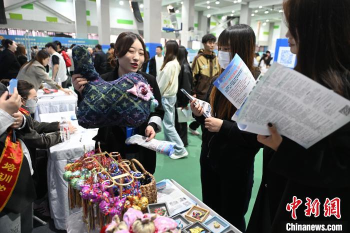 呼和浩特高校举办校园专场招聘会