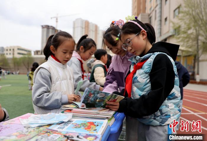 世界读书日青海西宁小学生校园“跳蚤市场”淘书