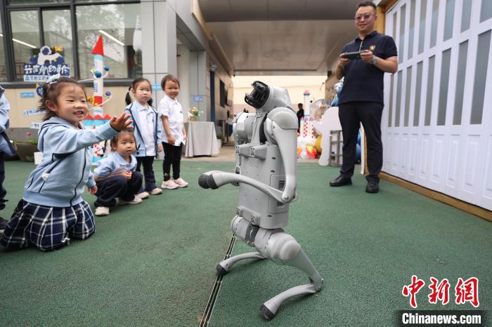 第十个中国航天日 南京小朋友寓教于乐“童梦探月 星河启航” 第十个中国航天日南京小朋友寓教于乐“童梦探月星河启航”