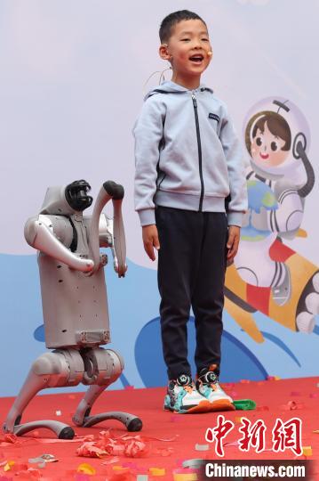 第十个中国航天日 南京小朋友寓教于乐“童梦探月 星河启航”