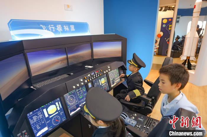 第十个中国航天日 南京小朋友寓教于乐“童梦探月 星河启航”