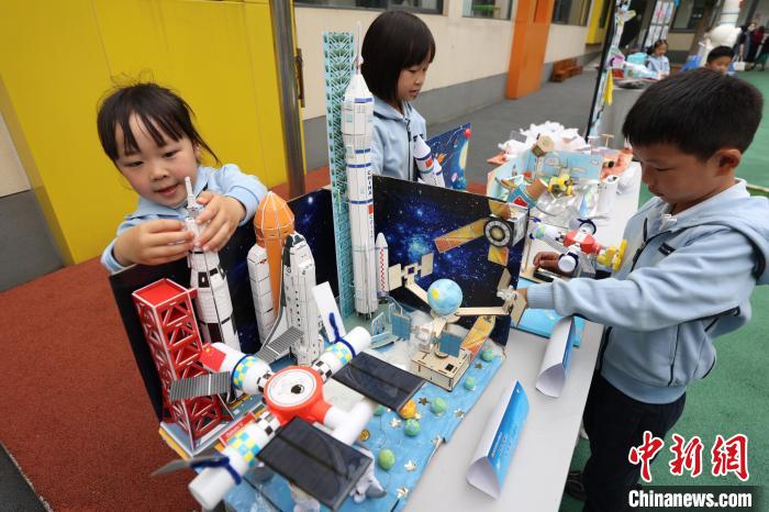 第十个中国航天日 南京小朋友寓教于乐“童梦探月 星河启航”
