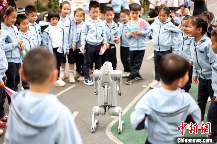 第十个中国航天日 南京小朋友寓教于乐“童梦探月 星河启航”