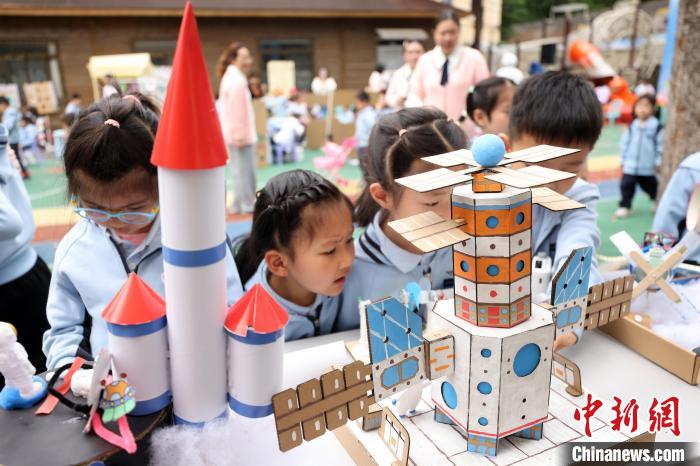 第十个中国航天日 南京小朋友寓教于乐“童梦探月 星河启航”