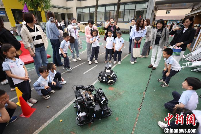 第十个中国航天日 南京小朋友寓教于乐“童梦探月 星河启航”