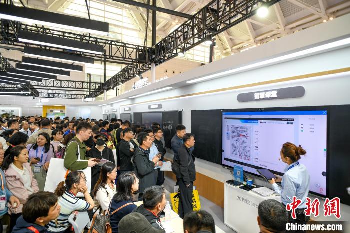 从批卷到育心 AI助力“未来课堂”加速成型
