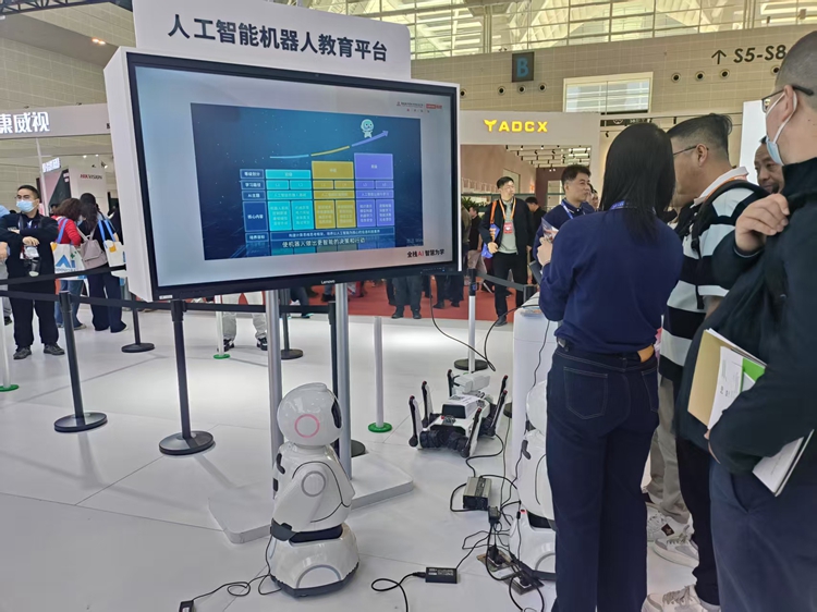 人工智能赋能教与学 勾勒数智教育新图景