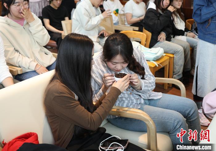 内蒙古高校咖啡课成“爆款”：大学生在研磨间遇见世界
