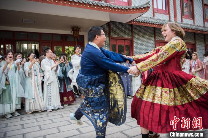 美国青少年“友谊传承”研学团到访石家庄