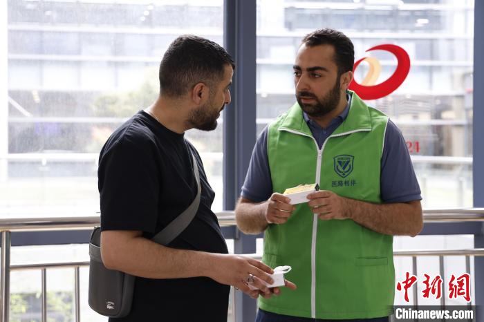 浙江义乌:浙大四院首批外籍学生志愿者上岗 浙江义乌:浙大四院首批外籍学生志愿者上岗