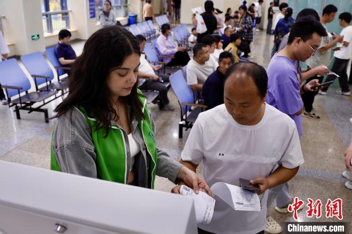 浙江义乌:浙大四院首批外籍学生志愿者上岗