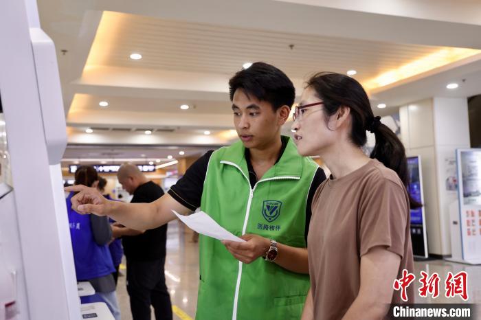 浙江义乌:浙大四院首批外籍学生志愿者上岗
