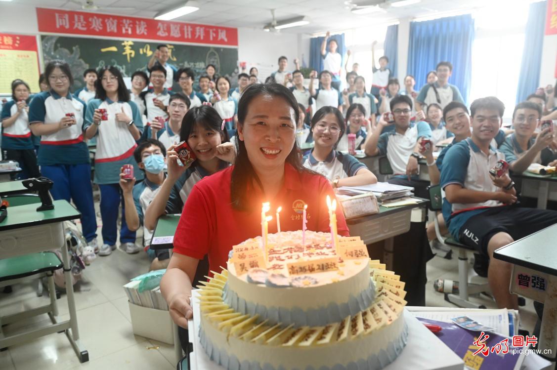 【青春逐梦 高考时刻】为梦想加油 各地花式祝福致青春