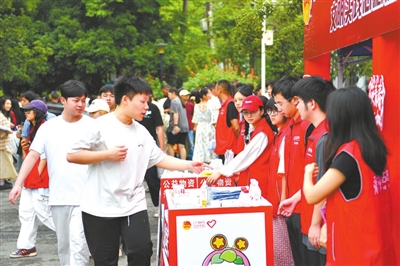 2025年全国高考各地护航行动持续展开——汇聚阳光 守护花开