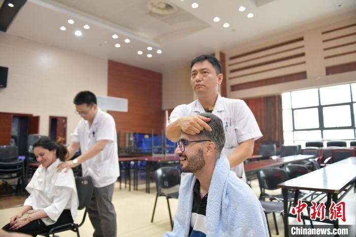 在皖外国留学生体验中医药文化 在皖外国留学生体验中医药文化