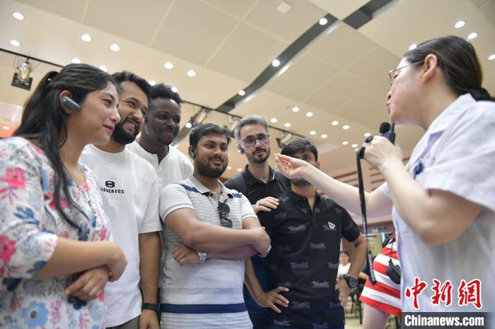 在皖外国留学生体验中医药文化