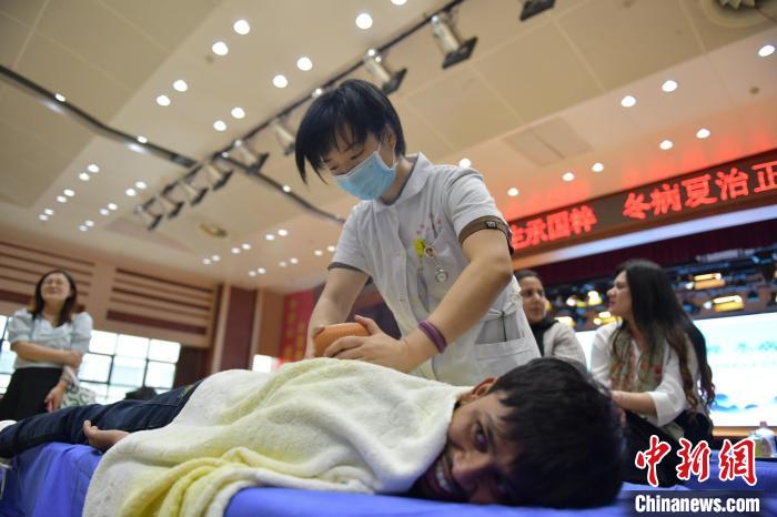 在皖外国留学生体验中医药文化