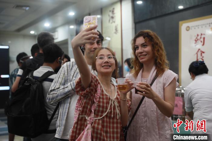 在皖外国留学生体验中医药文化